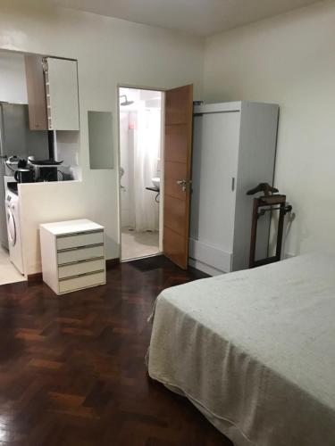 1 dormitorio con 1 cama y cocina con fregadero en Estudio en Buenos Aires