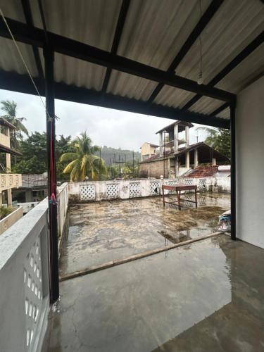 Una casa inundada con vista al agua en Gangu Guest House Unawatuna, en Unawatuna
