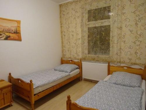 dwa łóżka w pokoju z oknem w obiekcie Apartment Essen-City w Essen