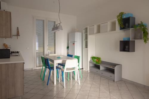 eine Küche mit einem Tisch und Stühlen im Zimmer in der Unterkunft Villa Al Mare Guest House in Tre Fontane
