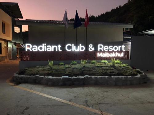 um sinal que lê restaurante clube e mediação restaurante em RaDiant Club & Resort em Imphal