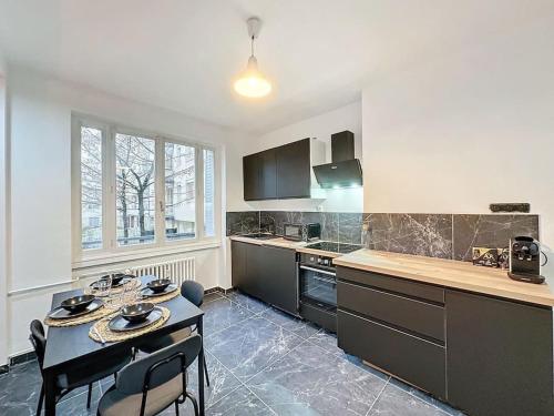 une cuisine avec une table et quelques chaises dans l'établissement Cosy Appartement, Lyon 6è Barrier, à Lyon
