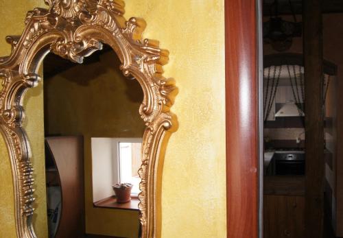 イヴァーノ・フランキーウシクにあるDaily Rent Apartments 1の金の鏡
