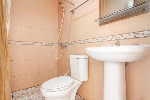 een badkamer met een toilet en een wastafel bij OYO 93499 Pondok Sentosa Near UPH in Jakarta