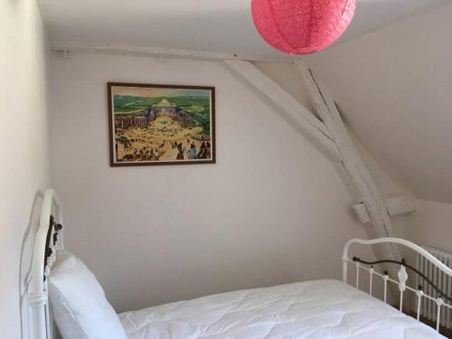 una camera con un letto e una foto appesa al muro di Grande maison #6 chambres #Proche Amboise/Tours a Mosnes
