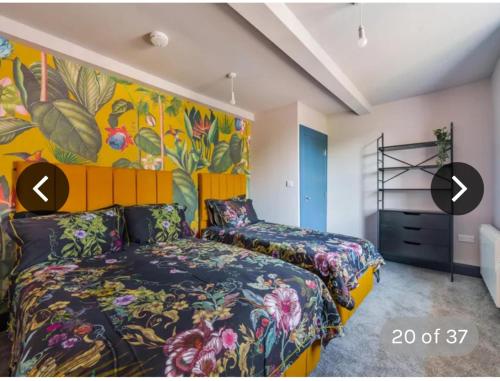 Tempat tidur dalam kamar di Immaculate 6-Bed Ivy house