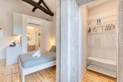 Dormitorio pequeño con cama y espejo en FindMe InPorto Bonfim, en Oporto