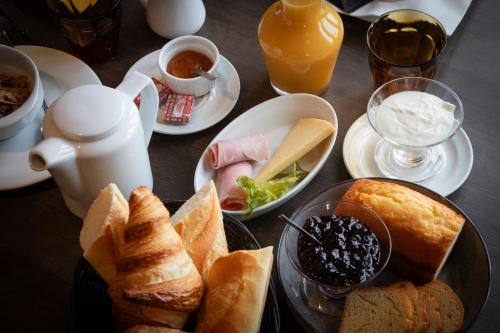 a table with a plate of bread and other breakfast foods at Clair de Lie in Vallet