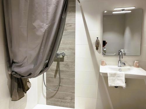 ValletにあるClair de Lieのバスルーム(シャワー、シンク、鏡付)