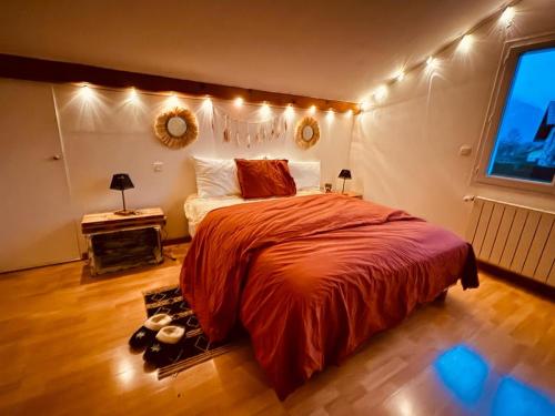 een slaapkamer met een bed met verlichting aan de muur bij New Villa Montagne & Lac Cheminée 4 chambres vélos in Saint-Jorioz