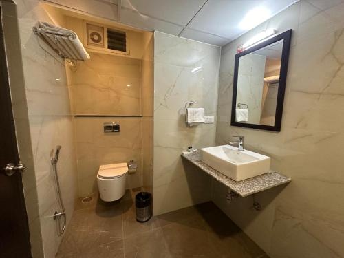 Kylpyhuone majoituspaikassa Hotel Landridge - HITECH City Hyderabad