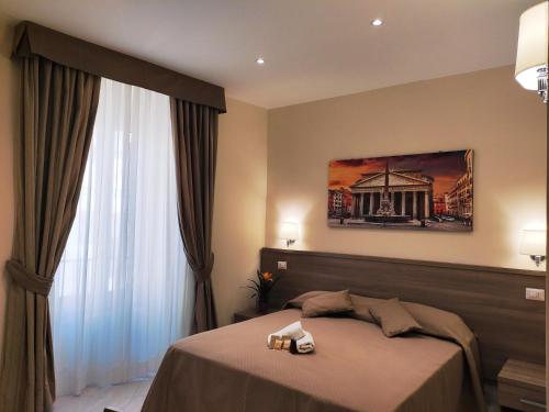 ローマにあるLuxury Suites - Stay Inn Rome Experienceのベッドルーム1室(ベッド1台、タオル2枚付)
