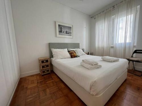 リスボンにあるGarden 63 - Jardim da Parada - Campo de Ouriqueのベッドルーム(白いシーツを使用した大型ベッド1台付)