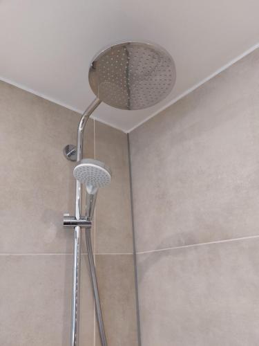 uma casa de banho com uma cabeça de chuveiro em Neues deluxe Apartment für 3 Personen in Oberkochen em Oberkochen