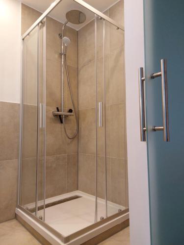 a shower with a glass enclosure in a bathroom at Neues deluxe Apartment für 3 Personen in Oberkochen in Oberkochen