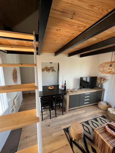 - une cuisine et une salle à manger avec une table et des lits superposés dans l'établissement Rayon de soleil, à La Baule