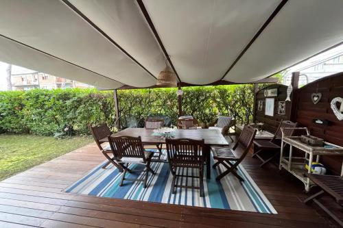 une table et des chaises sous un parasol sur une terrasse dans l'établissement Sweet Home Suite, à Cinquale