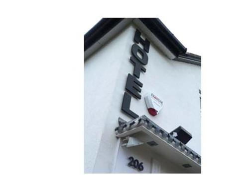 um sinal na lateral de um edifício em Nap Inn Savoro em Barnet