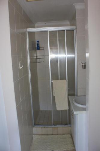 bagno con doccia e lavandino di Three Arches Guesthouse a Parow