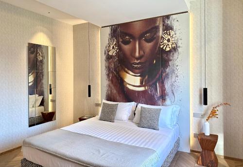 ein Schlafzimmer mit einem großen Gemälde einer Frau in der Unterkunft Motel Peralba in Saronno