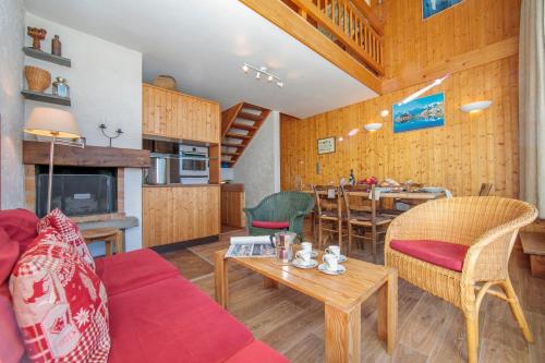 un salon avec un canapé et une table dans l'établissement Chalet Charpoua - Happy Rentals, à Chamonix-Mont-Blanc