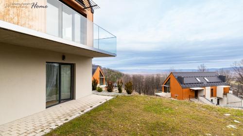 a glass house with a view of the mountains at Wonder Home - Domki Hillside tuż przy stoku narciarskim - na terenie kompleksu plac zabaw i zewnętrzna siłownia, sklep, parking in Karpacz
