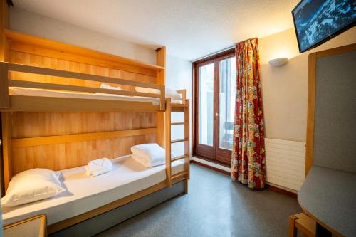 a room with two bunk beds and a window at Azureva Areches in Arêches