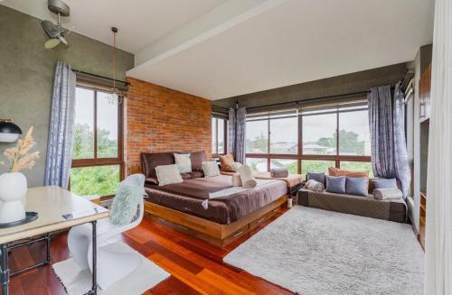 ISLA VILLA 1 amazing waterfall pool house near beach, bars & restaurants