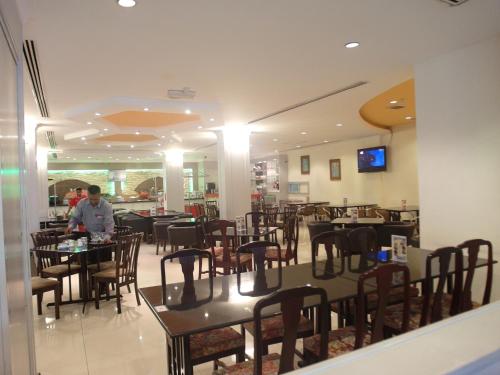 Red Rock Hotel Penang 레스토랑 또는 맛집