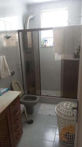 uma casa de banho com um chuveiro e um WC. em Quarto Casal próximo ao Sambódromo-RJ no Rio de Janeiro