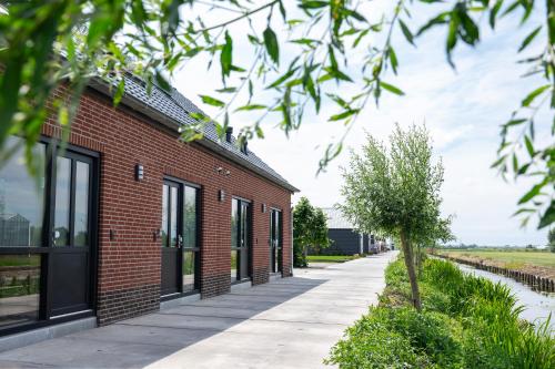 een bakstenen gebouw met een stoep ervoor bij 5 persons Holiday Home Comfort in Roelofarendsveen