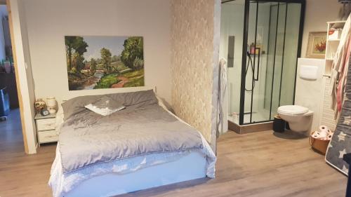 1 dormitorio con 1 cama y una pintura en la pared en Villa LilieKaena, en Albitreccia