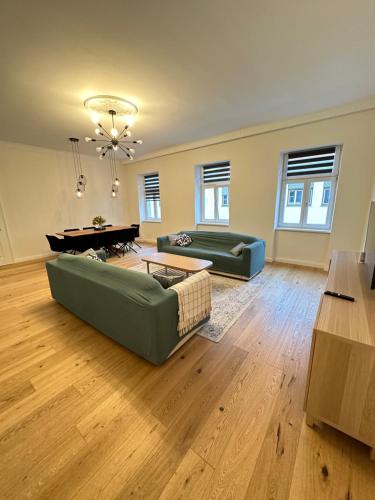 uma sala de estar com dois sofás e um piano em Palais Living Suite em Viena