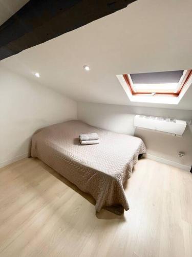 ein Schlafzimmer mit einem Bett in einem Zimmer mit einem Fenster in der Unterkunft Cozy studio near Casino Monte-Carlo in Beausoleil