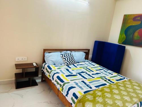 ein Schlafzimmer mit einem Bett mit einer bunten Bettdecke in der Unterkunft ARTHAUZ Events in Visakhapatnam