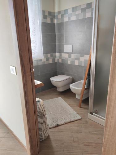 une petite salle de bains avec toilettes et tapis dans l'établissement La cornale, à Tavernola Bergamasca