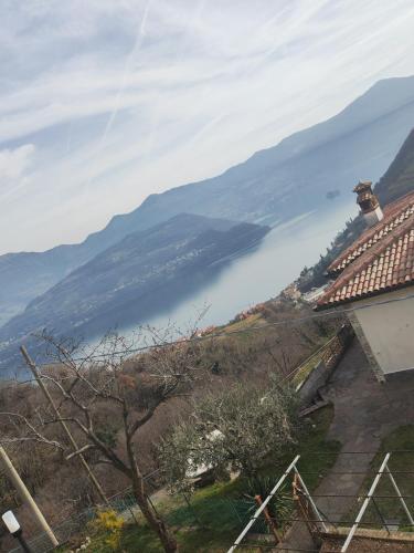 uma vista para um lago a partir de uma casa em La cornale em Tavernola Bergamasca