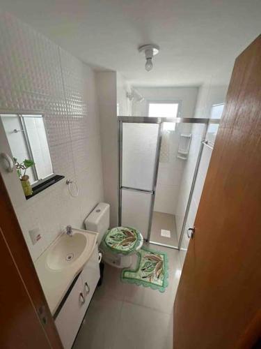 un piccolo bagno con un water e un lavandino di Apto aconchegante veraneio em Torres/Rs a Torres