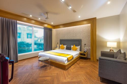 um quarto de hotel com uma cama e um sofá em Kohsa7 em Gurgaon
