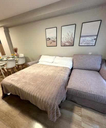 1 dormitorio con 1 cama, mesa y sillas en DOLCE GAVA en Gavà