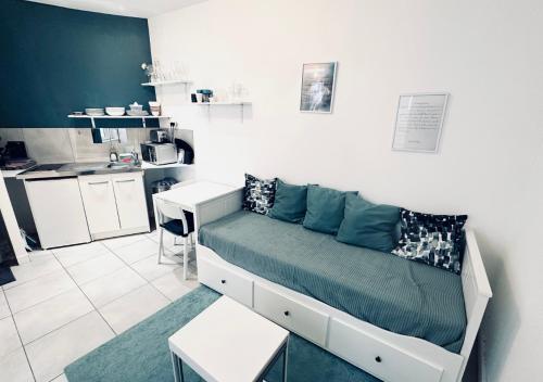 Cette petite chambre comprend un lit et une cuisine. dans l'établissement Studio Lille stylé avec WiFi, terrasse, proche gares, à Lille