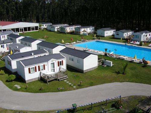 een luchtzicht op een huis en een zwembad bij AquaHause in Pataias