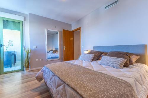 - une chambre avec un grand lit dans l'établissement SAPORE DI MARE, à Valence