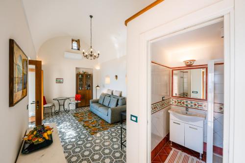 ein Badezimmer mit einem Waschbecken und ein Wohnzimmer in der Unterkunft La CaPAnnetta in Ravello