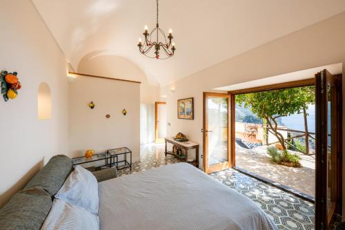 ein Schlafzimmer mit einem Bett und einem großen Fenster in der Unterkunft La CaPAnnetta in Ravello