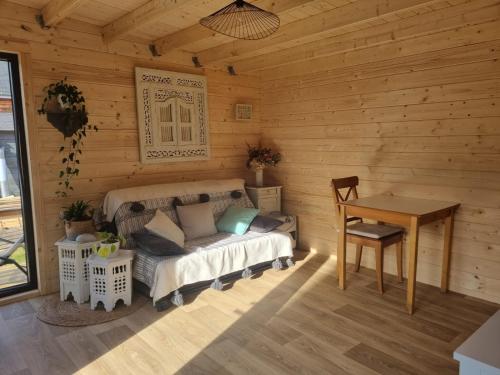 una habitación con sofá y mesa en una cabaña en Chez Sylvie et Stéphane en Le Mans
