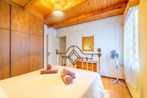 1 dormitorio con cama y techo de madera en Sinarades Village House, en Sinarádes
