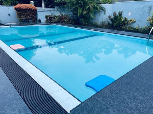 - une piscine d'eau bleue dans une maison dans l'établissement VIP Hotel And Villa, à Beruwala