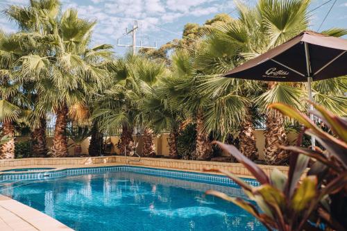 Kolam renang di atau dekat dengan Best Western Chaffey Motor Inn