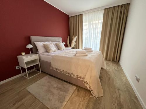 ein Schlafzimmer mit großem Bett und Fenster in der Unterkunft Apartament Marina Bay & SPA in Dziwnów